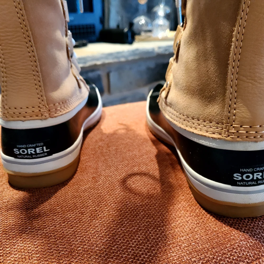 NWOT Sorel Tan and Black Fur-Trimmed Winter Boots. - Picture 4 of 8